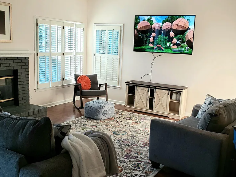 Open floor plan Living Area with Cable TV and plenty of comfy seating