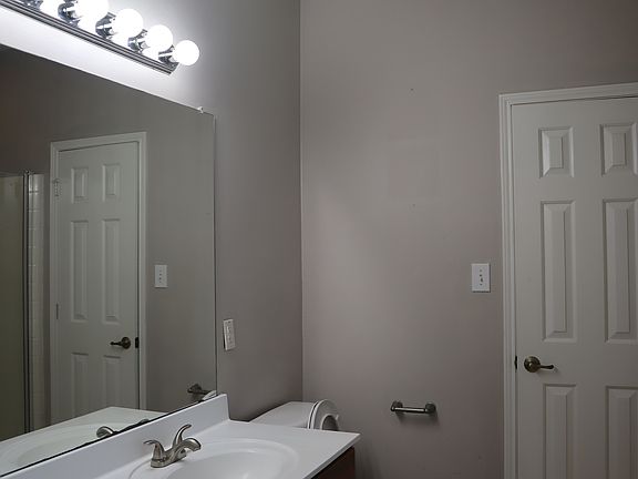 5th image of 705 Charlotte Dr