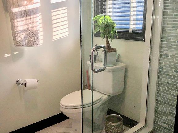 Main level full bath
