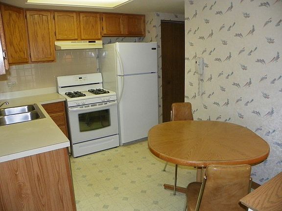 5th image of 4500 W 93rd St APT 2D