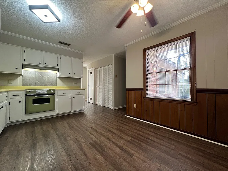 210 Henderson St #B — Photo 4