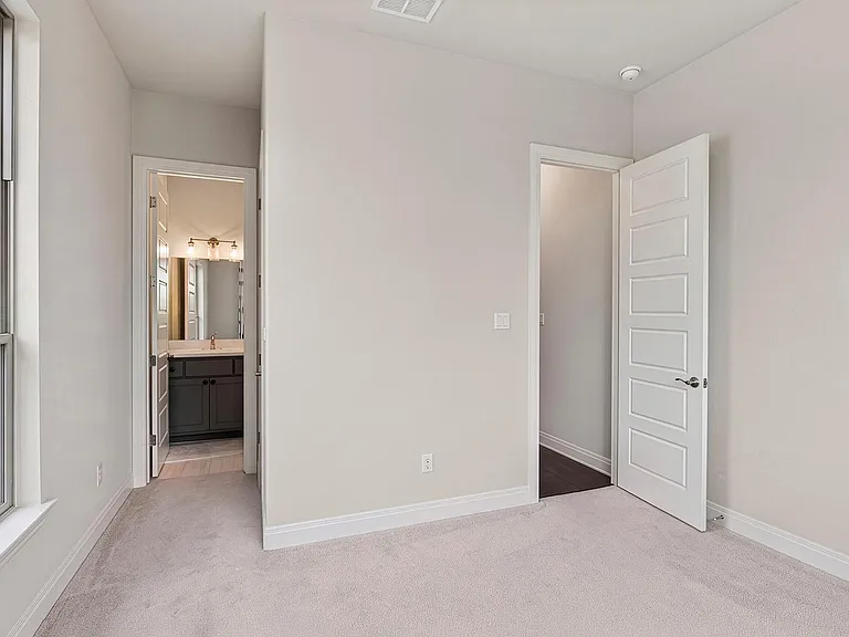 402 Gulfton St — Photo 6