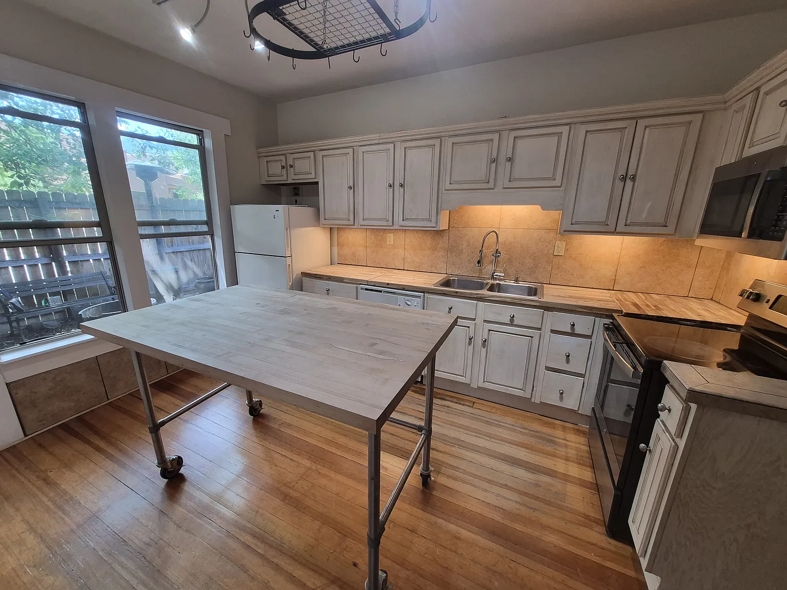 2 bed, 1.5 bath, 1200 sqft, $1,700 — Photo 3