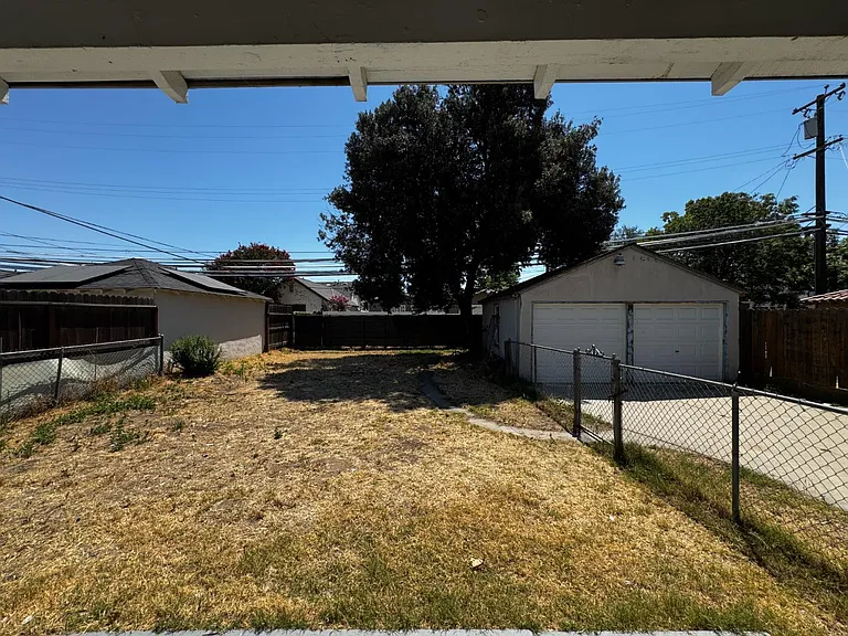1106 N Fruit Ave — Photo 18