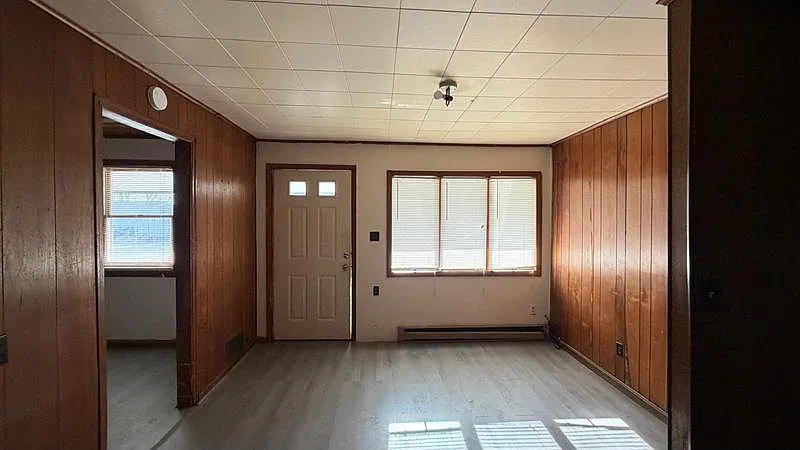 1950 N Illinois Ave — Photo 1