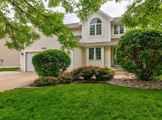 9244 NW Windsor Dr, Johnston, IA 50131