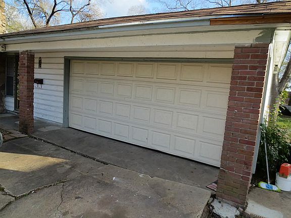 Full 2 car garage. Rare find in this neighborhood.