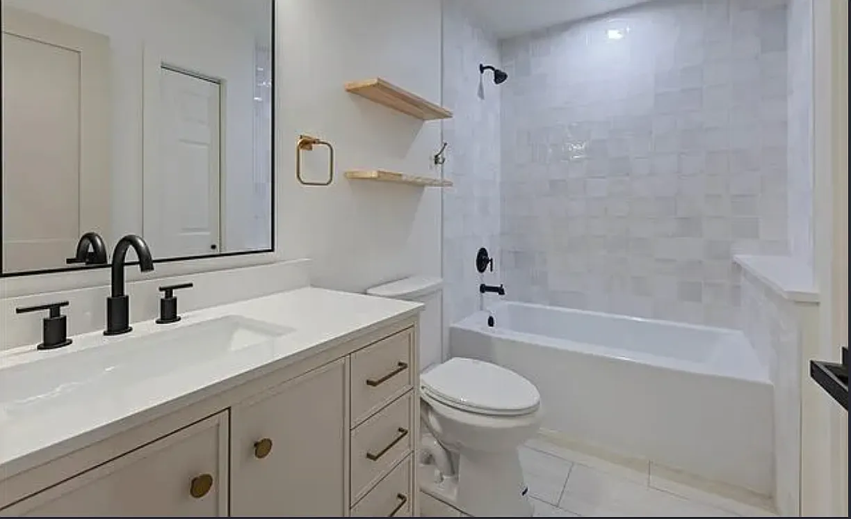 3 bed, 1100 sqft, $2,300 — Photo 4