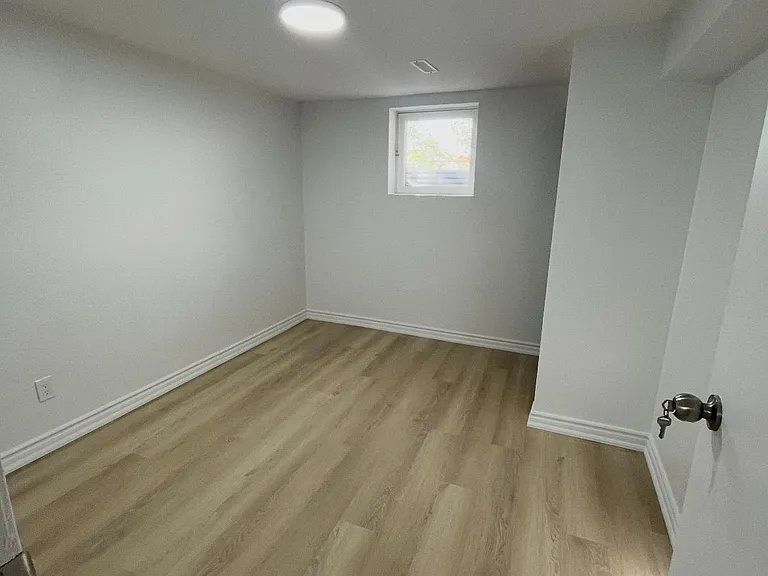 54 Tiffany Cres — Photo 7
