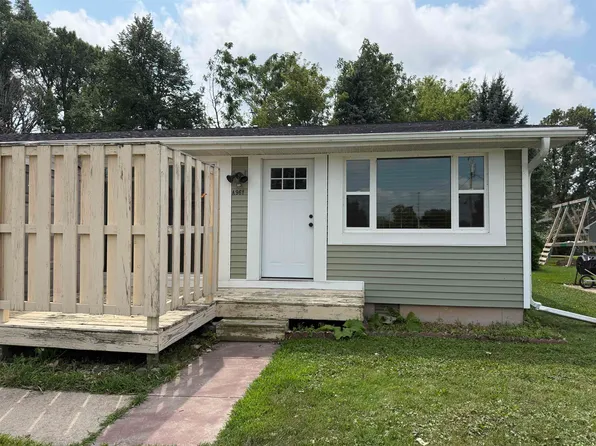 961 7th St APT A, Menasha, WI 54952