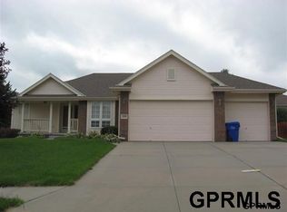 2009 Ridgewood Dr, Papillion, NE 68133