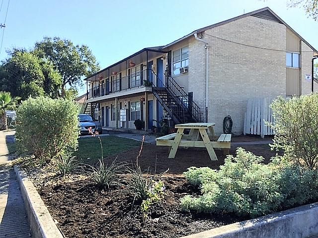 1st image of 200 E Courtland Pl APT 7