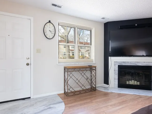 9030 N Swan Cir, Saint Louis, MO 63144