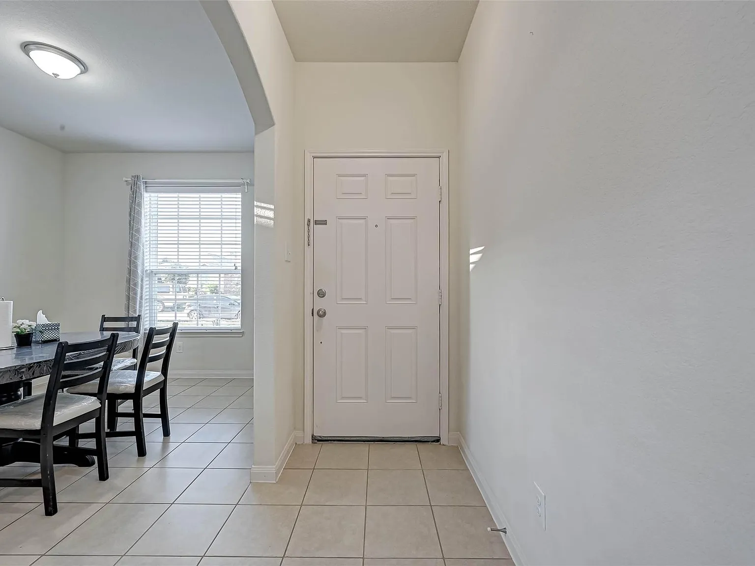 3 bed, 2.0 bath, 1581 sqft, $1,900 — Photo 3