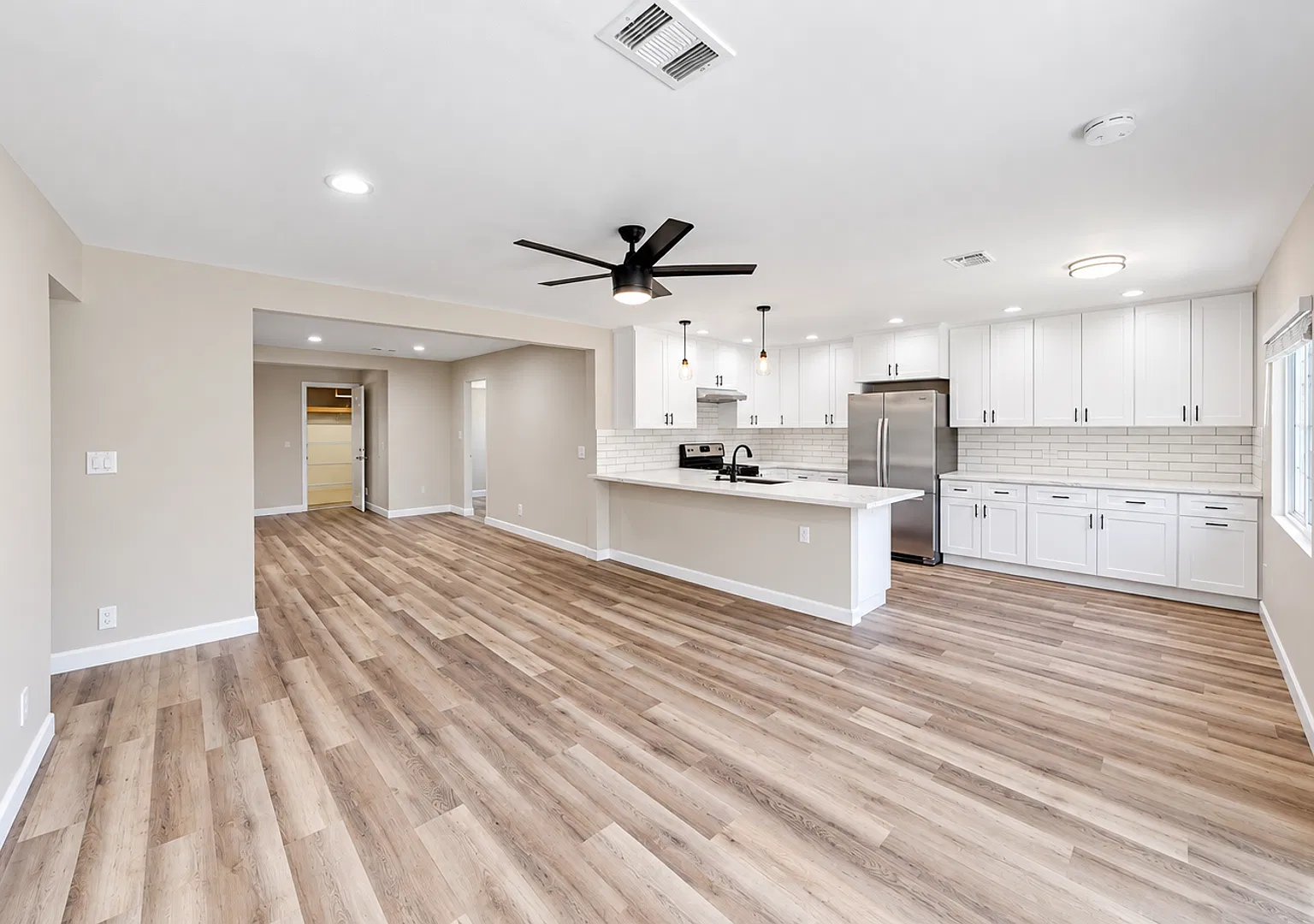 Beautiful bright and spacious 5 Bedrooms - Amazing Location! — Photo 4
