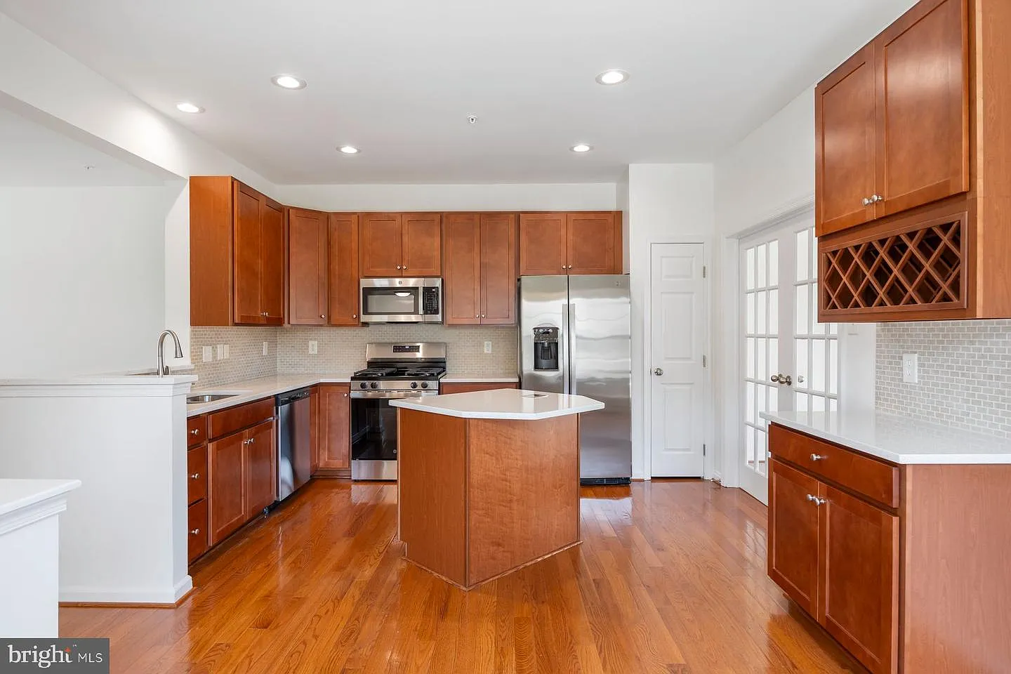 4 bed, 2.5 bath, 2434 sqft, $3,000 — Photo 4