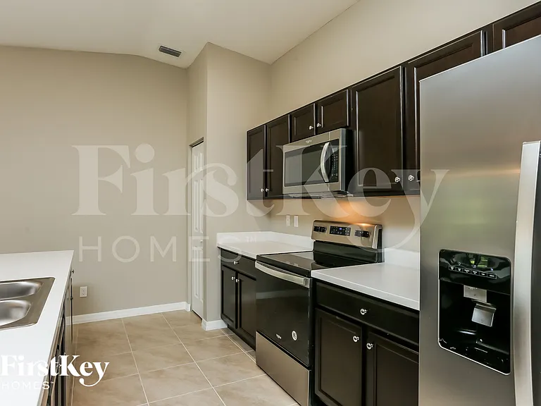 1298 SW Crost Ave — Photo 5