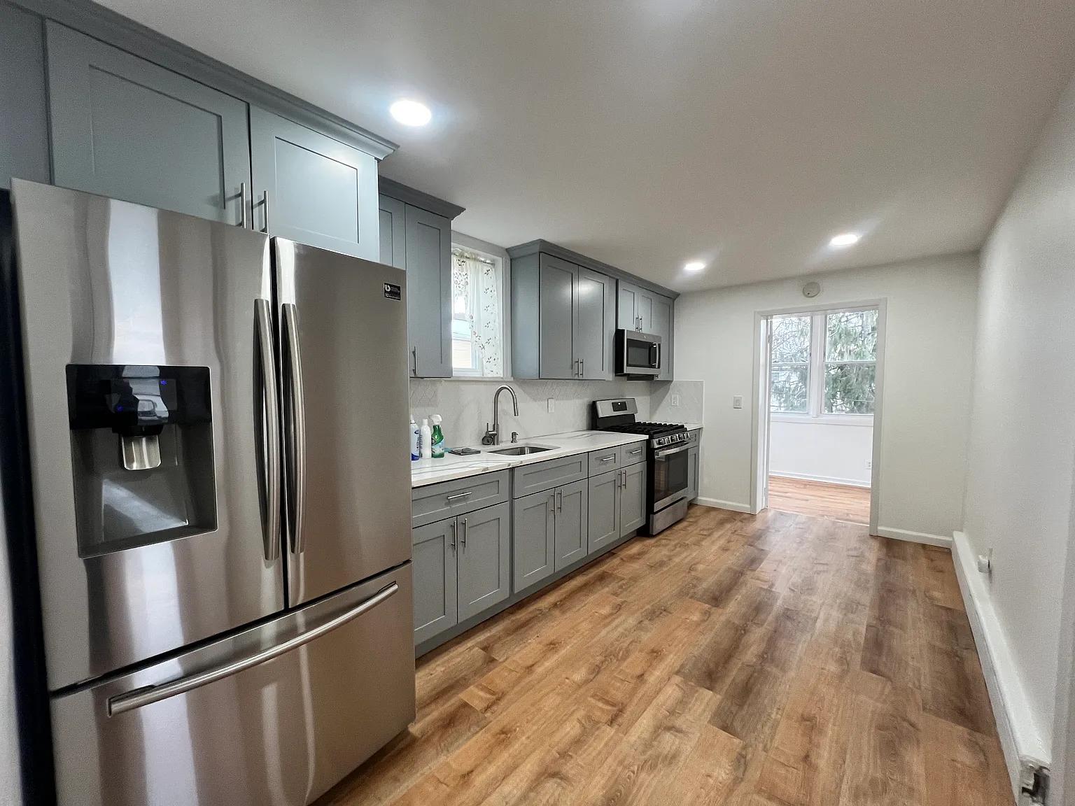 3 bed, 950 sqft, $2,500 — Photo 2