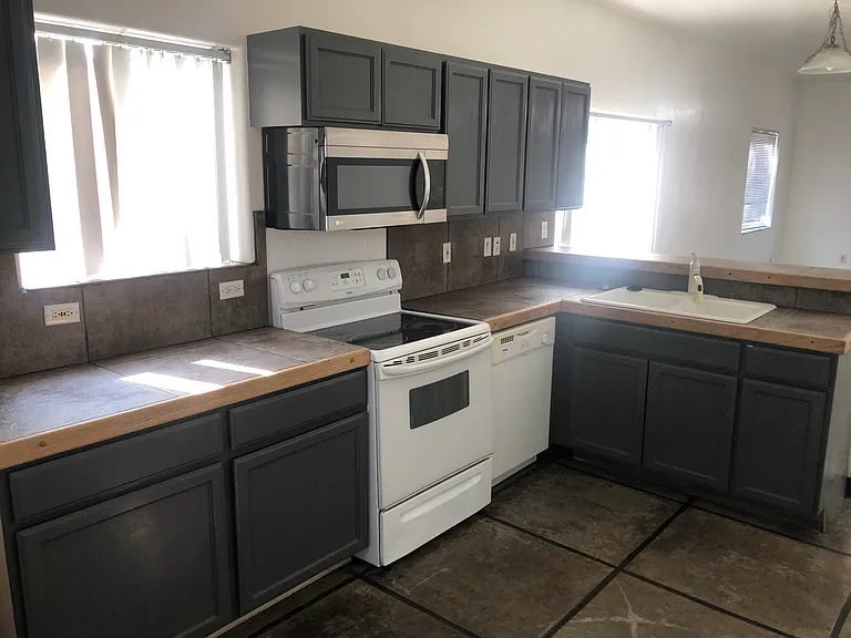 515 E Lester St — Photo 15