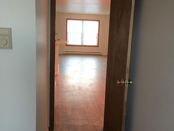3rd image of 16 Eichen St