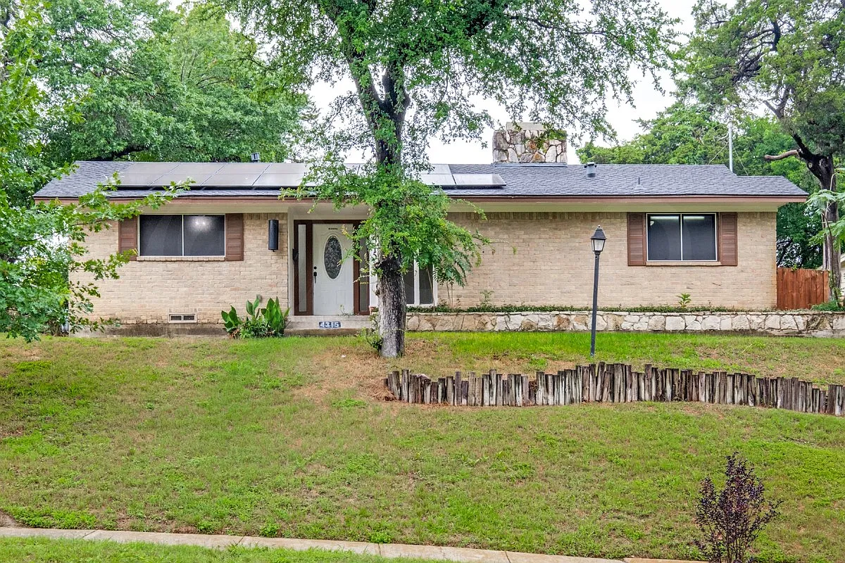 3 bed, 2.0 bath, 1549 sqft, $2,299 — Photo 2