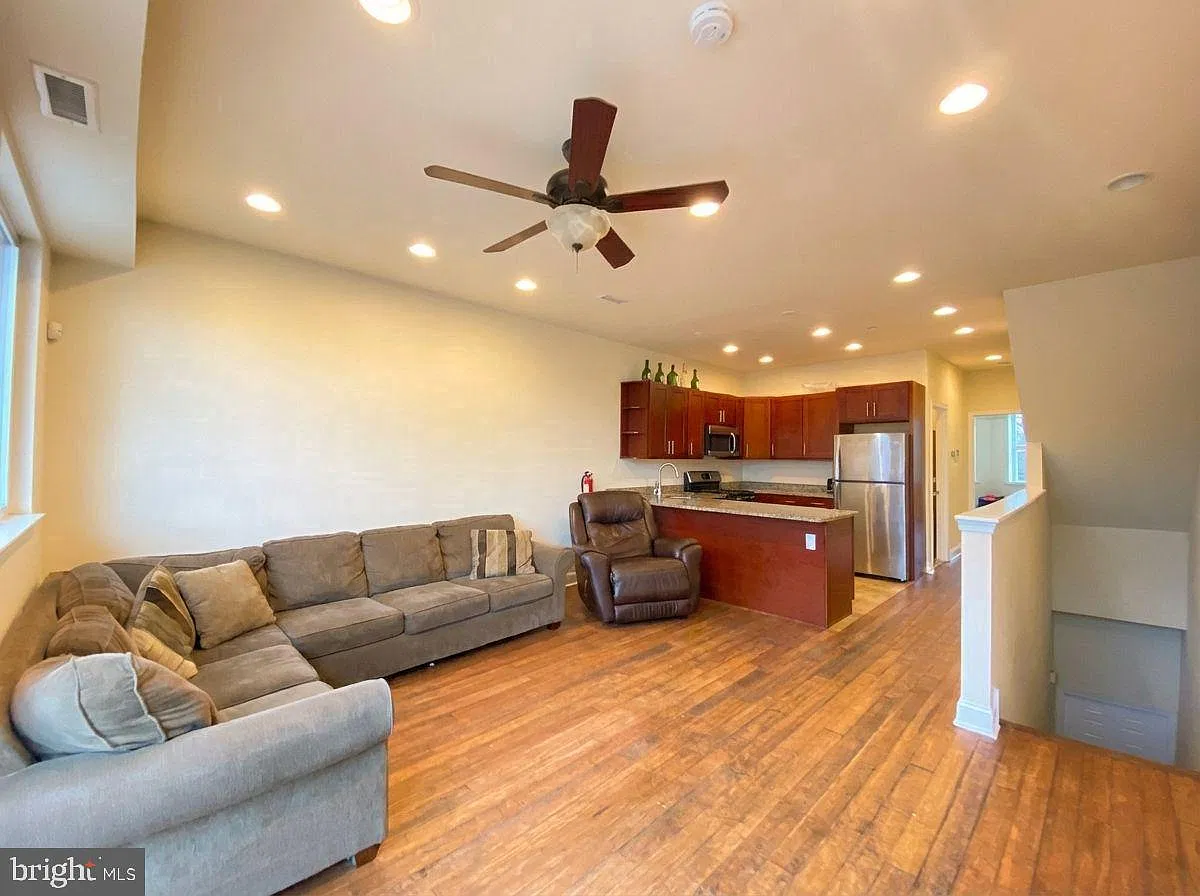 4 bed, 2.0 bath, 2061 sqft, $2,600 — Photo 4
