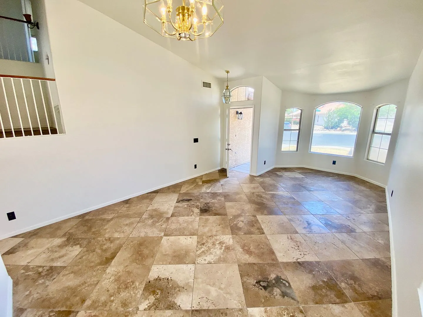 Spacious 4 Bedroom, 2.5 Bath in Avondale — Photo 3