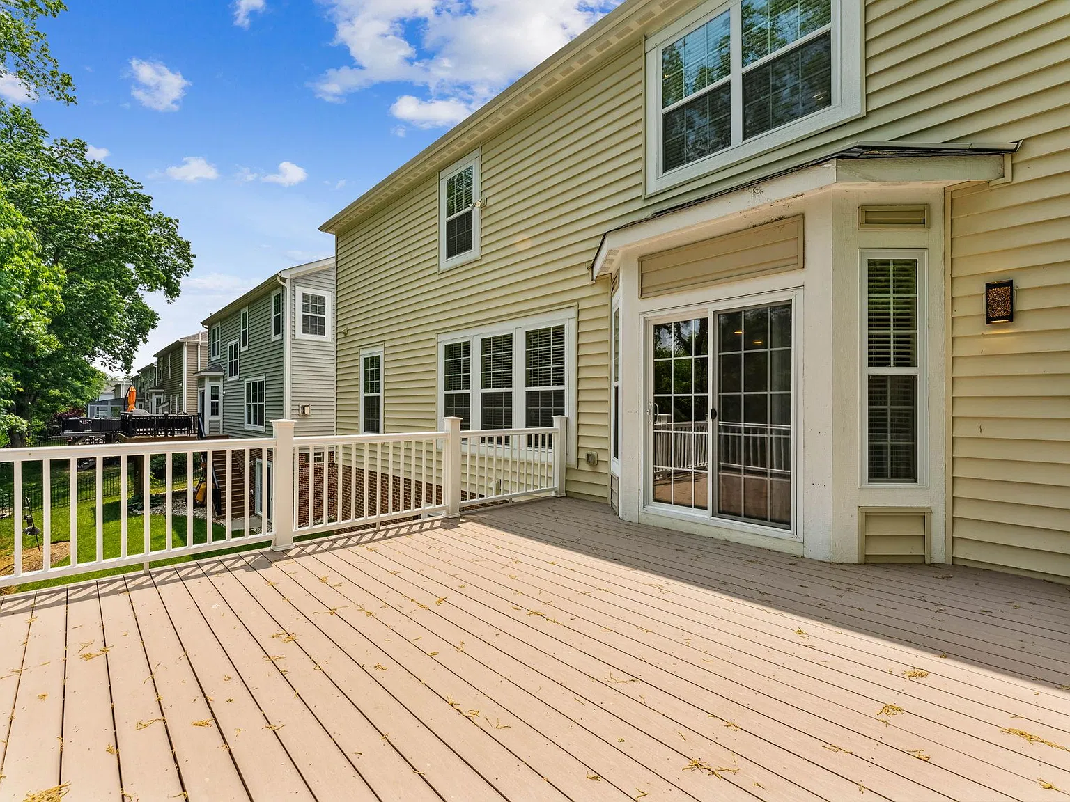 5 bed, 3.5 bath, 4447 sqft, $3,995 — Photo 3