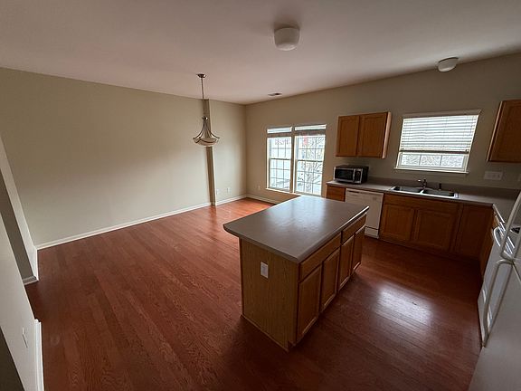 4th image of 13820 Hill St