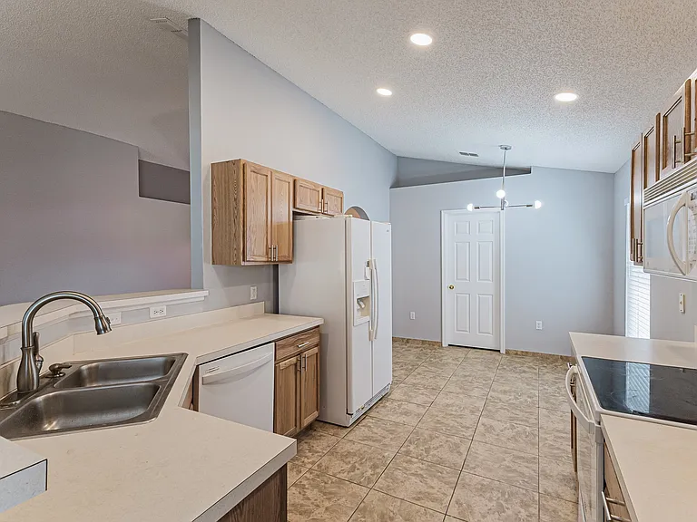 1733 La Maderia Dr SW — Photo 8