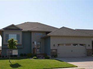 2305 S June Ave, Sioux Falls, SD 57106