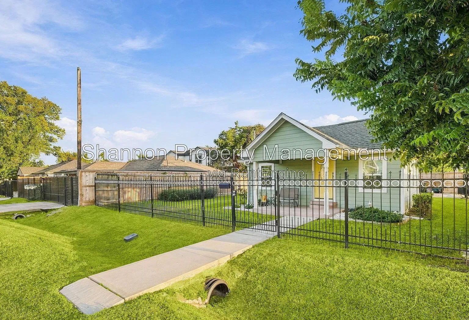 2 bed, 1.0 bath, 720 sqft, $1,700 — Photo 2