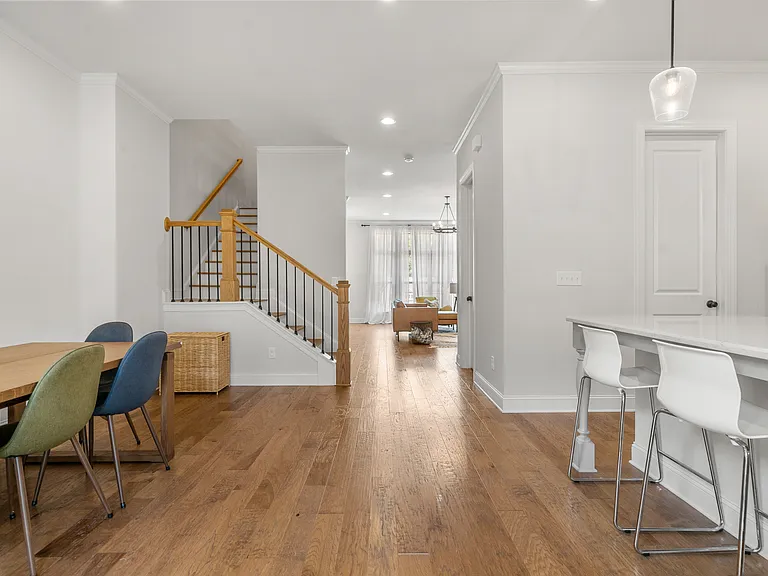 613 Harrington Hls — Photo 8