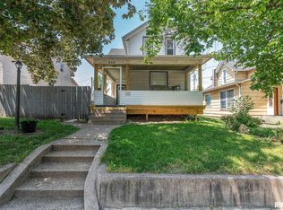 818 S 6th St, Clinton, IA 52732