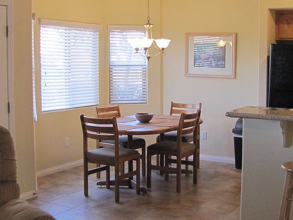 Dining arean with bay window