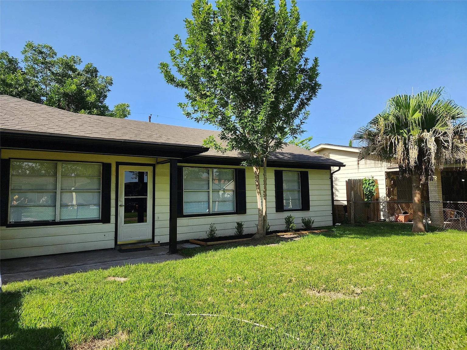 3 bed, 1.0 bath, 1030 sqft, $1,698 — Photo 3