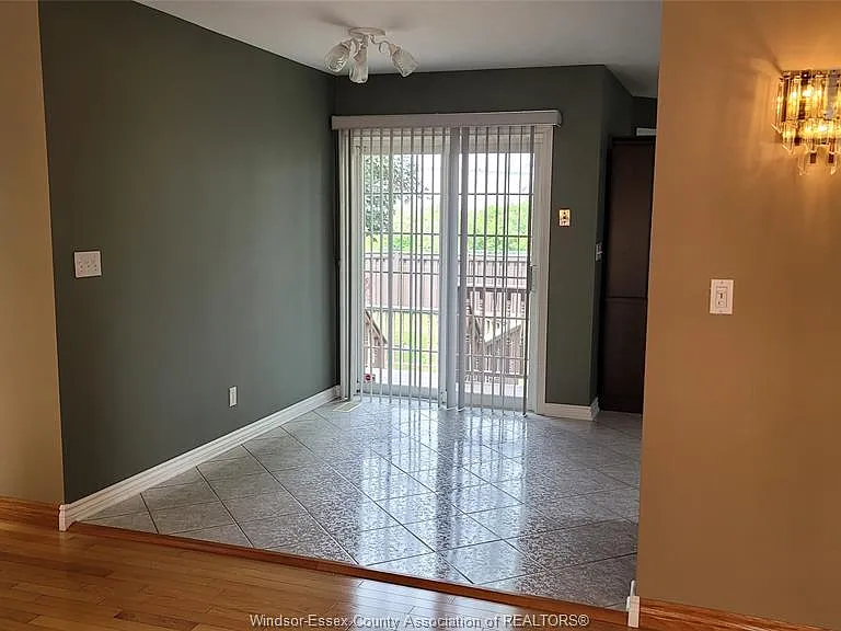 138 Hampton Cres — Photo 4