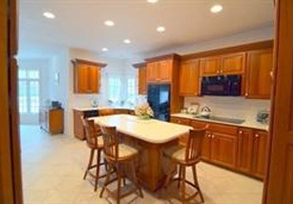 4th image of 83 Longwood Cir