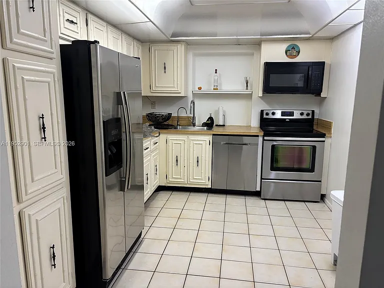 800 Parkview Dr #823 — Photo 9