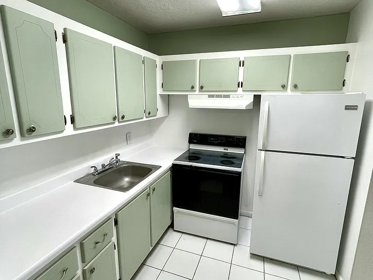 201 Canterbury Dr W #I — Photo 5