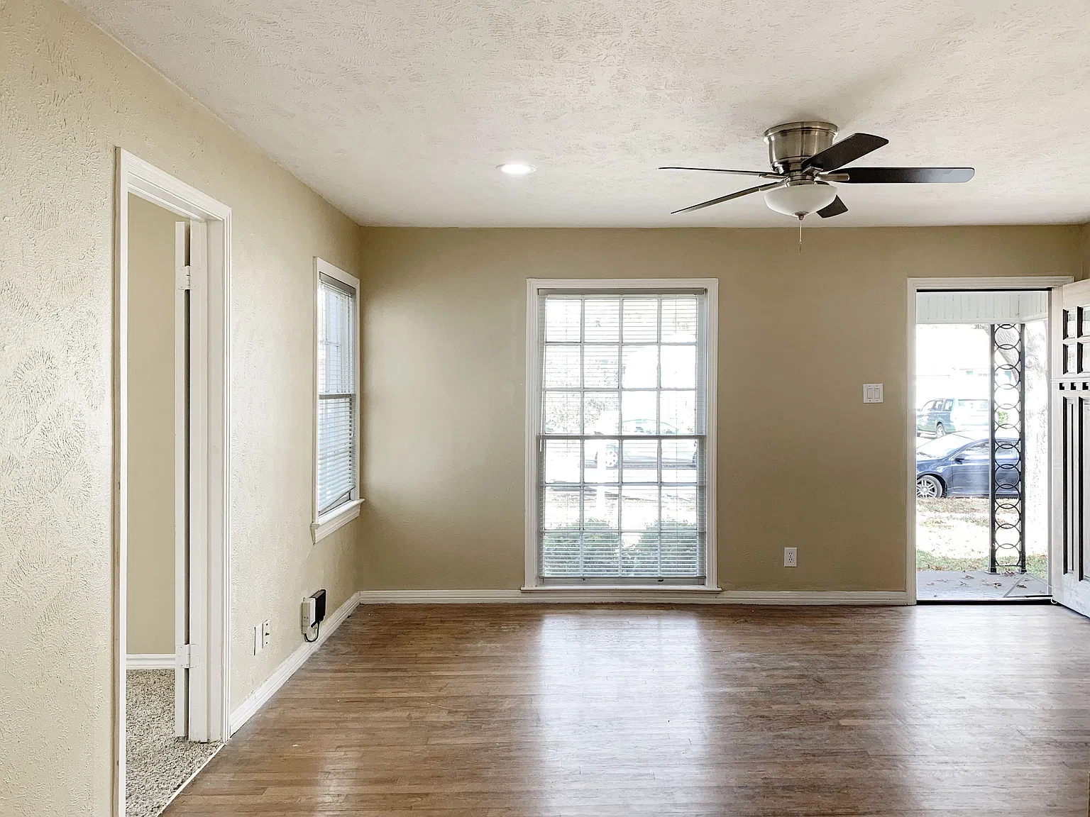 3 bed, 1052 sqft, $2,050 — Photo 3