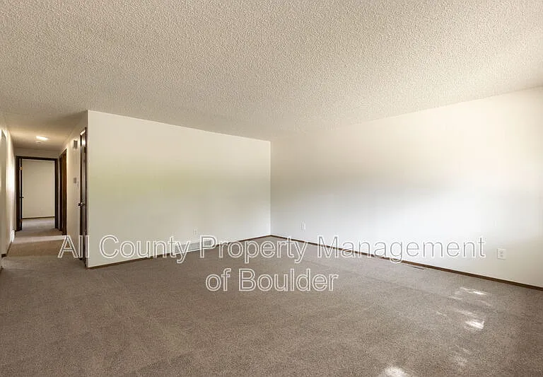 214 E Saint Clair Ave — Photo 3