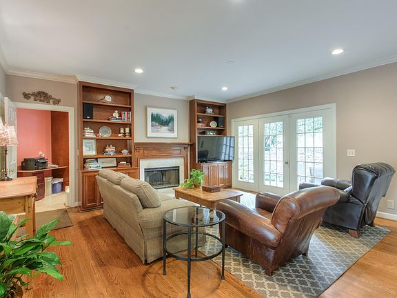 3rd image of 105 Lexington Ct