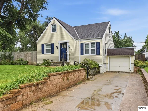 5835 Oak St, Omaha, NE 68106