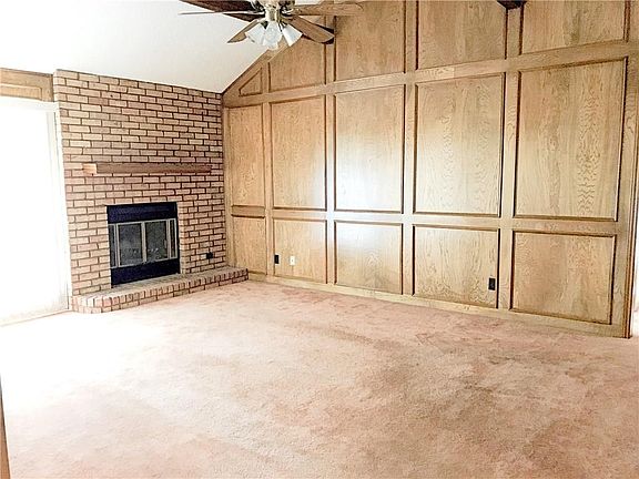 3rd image of 19 Greenbriar St