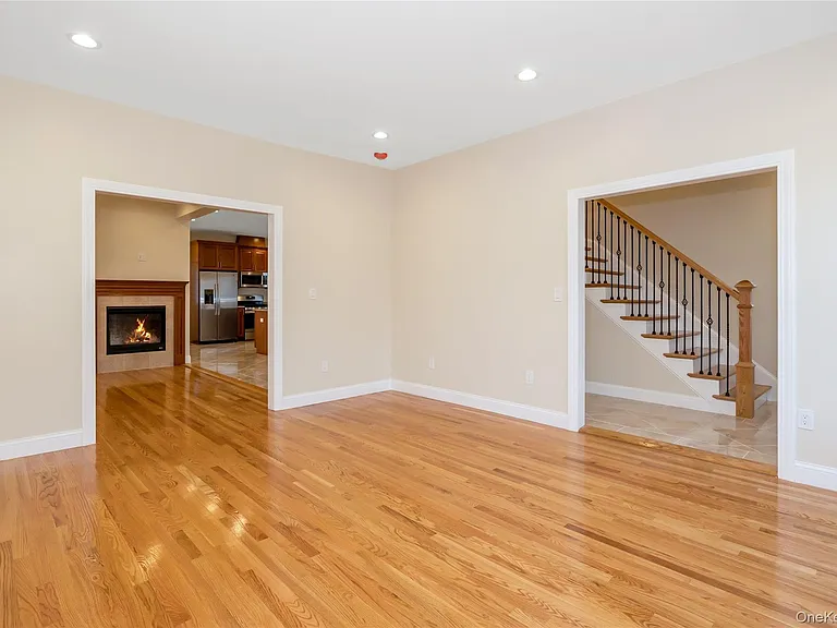 16 Grand Blvd — Photo 3