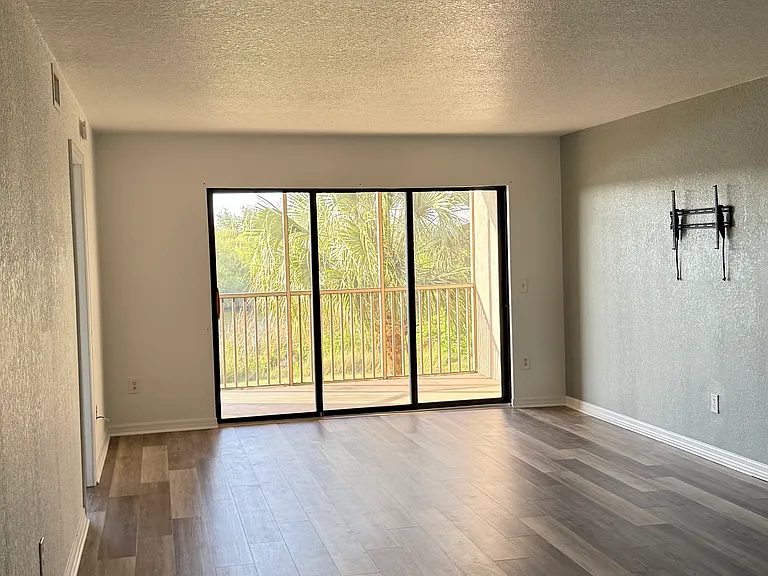 175 Kings Hwy #526 — Photo 10