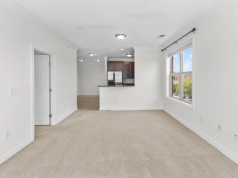 936 Perry St #304 — Photo 14