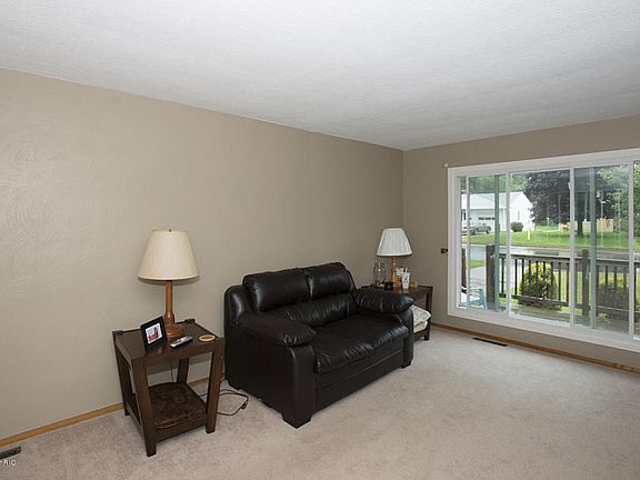 4th image of 214 Clover Ln