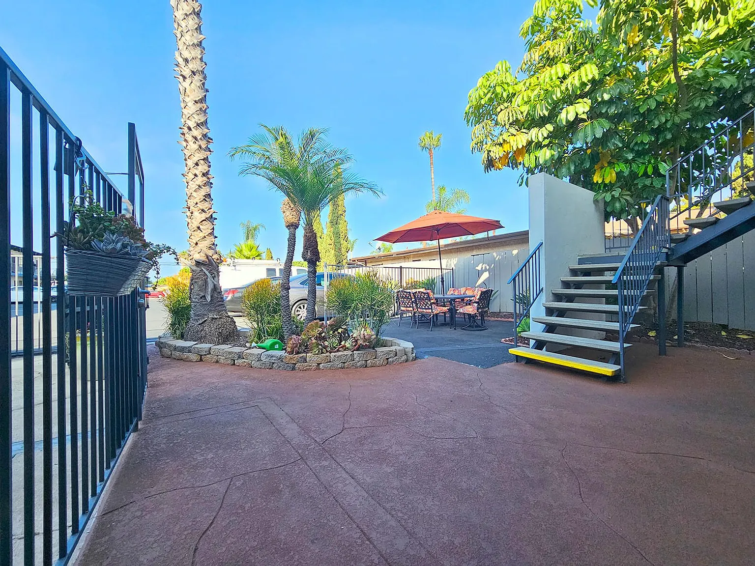 La Mesa Palms — Photo 3